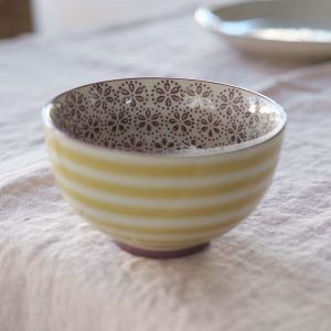 Sareka cuenco Hygge a rayas amarillas y flores malva
