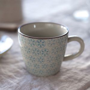 Sareka taza Hygge pequena con flores azules y borde berenjena