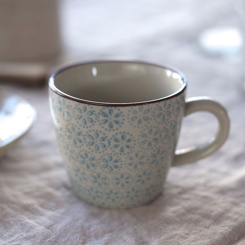 Sareka taza Hygge pequena con flores azules y borde berenjena