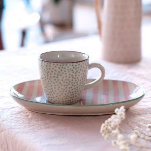 Taza pequeña cerámica puntitos verdes borde berenjena