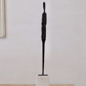 escultura-metálica-hombre-en-reposo