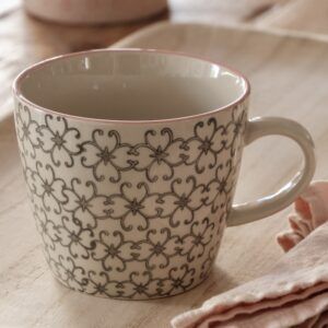 Taza estampada flores grises 1