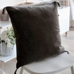 Funda cojín terciopelo gris oscuro flecos