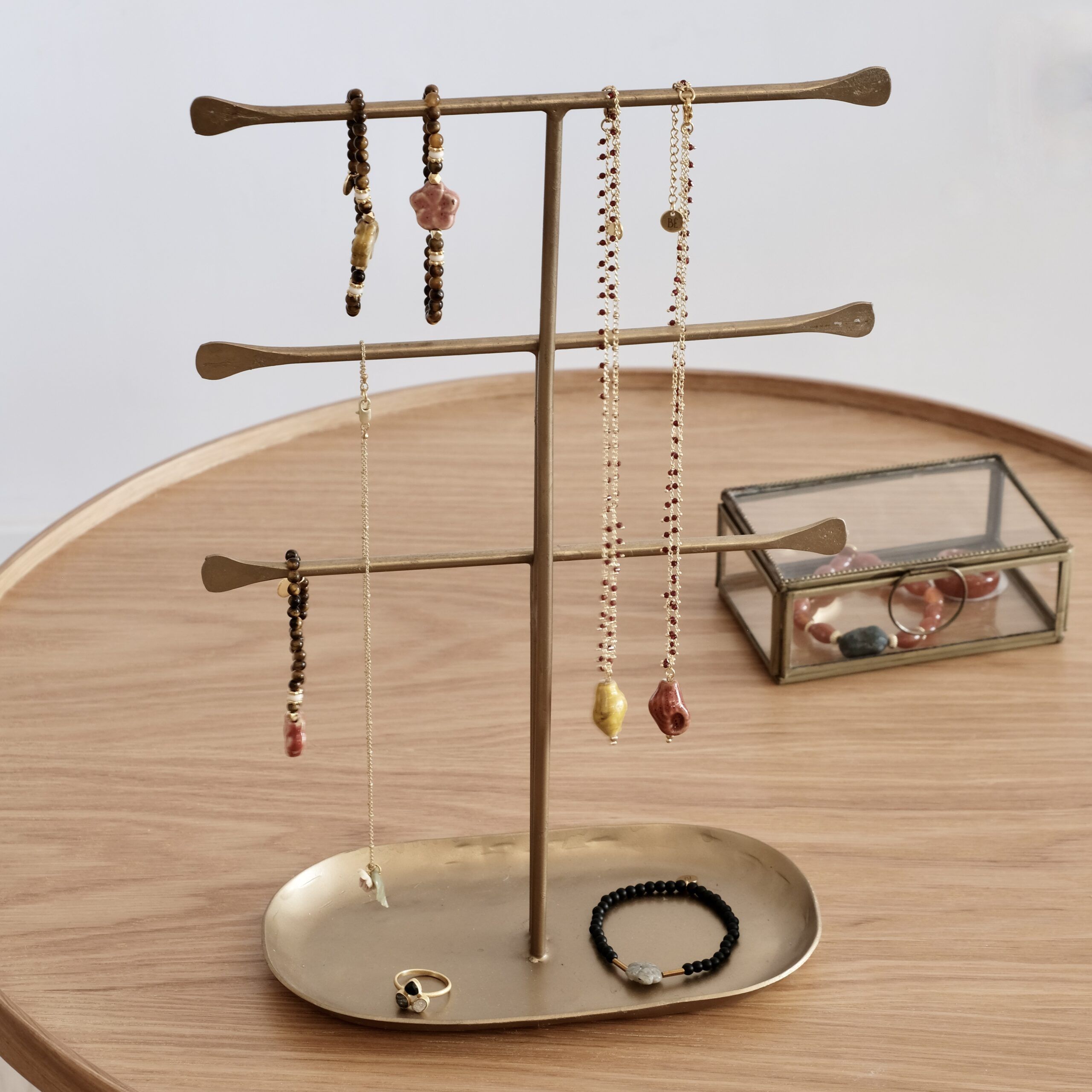 Colgador joyas metal dorado con bandeja